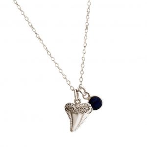 GEMSHINE Maritim Nautics Halskette mit Haifisch Zahn aus 925 Silber, hochwertig vergoldet oder rose im Navy Stil mit blauem Saphir - Made in Madrid, Spanien, Metall Farbe:Silber