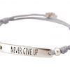 GEMSHINE Damen Knotenarmband mit Gravur NEVER GIVE UP in Silber. Größenverstellbare graue Kordel mit Hand Charm - Made in München / Germany - Im eleganten Schmucketui mit Geschenkverpackung.