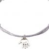 GEMSHINE Damen Knotenarmband mit Gravur NEVER GIVE UP in Silber. Größenverstellbare graue Kordel mit Hand Charm - Made in München / Germany - Im eleganten Schmucketui mit Geschenkverpackung. – Bild 4