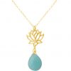 GEMSHINE Damenhalskette aus hochwertig vergoldetem 925 Silber mit YOGA Lotusblume und Türkis Tropfen hervorragender Qualität. Made in Madrid / Spanien. Im eleganten Schmucketui mit Geschenkverpackung.
