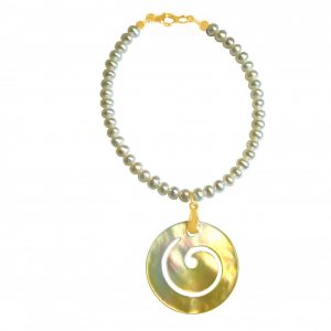 Gemshine - Damen - Armband - Anhänger - Medaillon - Perlen - Perlmutt - Vergoldet - Weiß - Grau - 3 cm